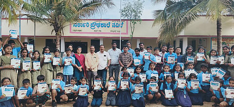 ಮದ್ದೂರು ತಾಲೂಕಿನ ಚಿಕ್ಕಂಕನಹಳ್ಳಿ ಗ್ರಾಮದ ಸರ್ಕಾರಿ ಪ್ರೌಢಶಾಲೆಯ ವಿದ್ಯಾರ್ಥಿಗಳಿಗೆ ಬಿಆರ್‌ಸಿ ಫೌಂಡೇಶನ್ ವತಿಯಿಂದ ಸಂಸ್ಥೆಯ ಅಧ್ಯಕ್ಷ ಬೆಟ್ಟಸ್ವಾಮಿ ಉಚಿತ ನೋಟ್ ಬುಕ್ ವಿತರಣೆ ಮಾಡಿದರು. ಮೂಡ್ಲಿಗೌಡ, ರವಿಕುಮಾರ್, ಕೆ.ಟಿ.ಉಮೇಶ್‌ಮೂರ್ತಿ, ನವೀನ್, ಗೌರಿಶಂಕರ್ ಇದ್ದರು.