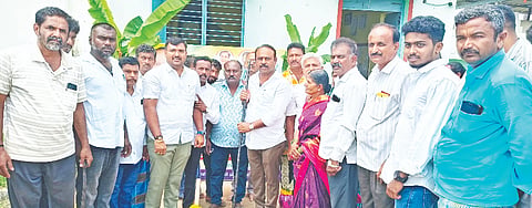 ಮದ್ದೂರು ತಾಲೂಕಿನ ಹೆಬ್ಬೆರಳು ಗ್ರಾಮದ ಪ್ರಾಥಮಿಕ ಗ್ರಾಮೀಣ ಕೃಷಿ ಸಹಕಾರ ಸಂಘದ ಮೇಲಂತಸ್ತಿನ ಕಟ್ಟಡಕ್ಕೆ ಬಿಡುಗಡೆಯಾಗಿರುವ ಐದು ಲಕ್ಷ ರೂ. ವೆಚ್ಚದ ಅಭಿವೃದ್ಧಿ ಕಾಮಗಾರಿಗೆ ಶಾಸಕ ಕೆ.ಎಂ.ಉದಯ ಭೂಮಿ ಪೂಜೆ ನೆರವೇರಿಸಿದರು. ಪಿ.ಸಂದರ್ಶ, ಎಂ.ಪಿ.ಕೃಷ್ಣೇಗೌಡ, ಮಹೇಶ್, ಶಂಕರಲಿಂಗಯ್ಯ, ಬೋರೇಗೌಡ, ಲಿಂಗರಾಜು ಇದ್ದರು.
