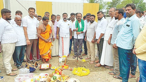 ಗೆಜ್ಜಲಗೆರೆ ಕೈಗಾರಿಕಾ ಪ್ರದೇಶದಲ್ಲಿ ಡಾಂಬರ್ ರಸ್ತೆಯನ್ನು ಮೇಲ್ದರ್ಜೆಗೇರಿಸಿರುವುದು ಮತ್ತು ಆರ್.ಸಿ.ಸಿ. ಬದಿ ಚರಂಡಿ ನಿರ್ಮಿಸುವ 5.73 ಕೋಟಿ ರೂ.ಗಳ ಅಭಿವೃದ್ಧಿ ಕಾಮಗಾರಿಗೆ ಶಾಸಕ ಕೆ.ಎಂ.ಉದಯ್ ಚಾಲನೆ ನೀಡಿದರು. ಚಲುವರಾಜು, ಪಿ.ಸಂದರ್ಶ, ಹರೀಶ್‌ಬಾಬು, ಕಂಠಿಸುರೇಶ್, ರಾಘವ, ಮೋಹನ್‌ಕುಮಾರ್ ಇದ್ದರು.