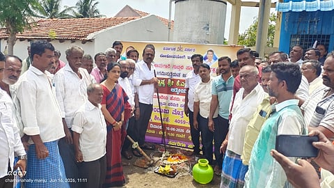 ಮದ್ದೂರು ತಾಲೂಕಿನ ವಳಗೆರೆಹಳ್ಳಿ ಗ್ರಾಮದಲ್ಲಿ ರಸ್ತೆ ಹಾಗೂ ಚರಂಡಿ ಕಾಮಗಾರಿಗೆ ಶಾಸಕ ಕೆ.ಎಂ.ಉದಯ್ ಭೂಮಿ ಪೂಜೆ ನೆರವೇರಿಸಿದರು. ಮಮತಾ ಶಂಕರೇಗೌಡ, ಶಂಕರೇಗೌಡ, ಚಿಕ್ಕಮರಿಯಪ್ಪ, ಪುಟ್ಟರಾಜು, ಉಮೇಶ್ ಇದ್ದರು. 