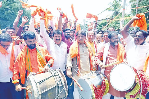 ಮದ್ದೂರು ನಗರದಲ್ಲಿ ಬಿಜೆಪಿ ಹಾಗೂ ಜೆಡಿಎಸ್ ವತಿಯಿಂದ ನಗರದಲ್ಲಿ ಹಮ್ಮಿಕೊಂಡಿದ್ದ 108 ಗೌರಿ, ಗಣೇಶನ ಮೂರ್ತಿಗಳ ವಿಸರ್ಜನಾ ಕಾರ್ಯಕ್ರಮಕ್ಕೆ ವಿಪಕ್ಷ ನಾಯಕ ಆರ್.ಅಶೋಕ್ ವಿಶೇಷ ಪೂಜೆ ಸಲ್ಲಿಸುವ ಮೂಲಕ ಚಾಲನೆ ನೀಡಿದರು. ಎಸ್.ಪಿ.ಸ್ವಾಮಿ, ಛಲವಾದಿ ನಾರಾಯಣಸ್ವಾಮಿ, ಸಿ.ಟಿ.ರವಿ, ಡಾ.ಇಂದ್ರೇಶ್ ಇದ್ದರು.