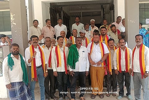 ಮದ್ದೂರು ನಗರದ ತಾಲೂಕು ಕಚೇರಿಯಲ್ಲಿ 15 ದಿವಸಗಳಿಂದ ಖಾಲಿಯಿರುವ ತಹಸೀಲ್ದಾರ್ ಹುದ್ದೆಗೆ ತಕ್ಷಣ ನಿಯೋಜಿಸಬೇಕೆಂದು ಒತ್ತಾಯಿಸಿ ಕಸ್ತೂರಿ ಕರ್ನಾಟಕ ಜನಪರ ವೇದಿಕೆ ಕಾರ್ಯಕರ್ತರು ತಾಲೂಕು ಕಚೇರಿಗೆ ಮುತ್ತಿಗೆ ಹಾಕಿ ಪ್ರತಿಭಟಿಸಿದರು. ವಿ.ಸಿ.ಉಮಾಶಂಕರ್, ಸೊ.ಶಿ.ಪ್ರಕಾಶ್, ಎಂ.ಸಿ.ಲಿಂಗರಾಜು, ಮಹಾಲಿಂಗ, ತಿಪ್ಪೂರು ರಾಜೇಶ್, ವಿಶ್ವಾಸ್ ಇದ್ದರು. 