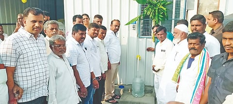 ಮದ್ದೂರು ತಾಲೂಕಿನ ನಿಡಘಟ್ಟ ಗ್ರಾಮದಲ್ಲಿ ಶುದ್ಧ ಕುಡಿಯುವ ನೀರಿನ ಘಟಕವನ್ನು ಶಾಸಕ ಕೆ.ಎಂ.ಉದಯ್ ಉದ್ಘಾಟಿಸಿದರು. ಚಲುವರಾಜು, ಮಹೇಶ್, ಉಮಾ, ಮಂಚಶೆಟ್ಟಿ, ರಾಜಣ್ಣ ಇದ್ದರು. 