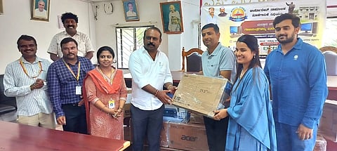 ಸೋಮನಹಳ್ಳಿ ಕೈಗಾರಿಕಾ ಪ್ರದೇಶದಲ್ಲಿರುವ ಶಿವಂ ಮತ್ತು ಶಿವಶಕ್ತಿ ಪ್ಲೈವುಡ್ ಕಂಪನಿಗಳ ಸಿಎಸ್‌ಆರ್ ನಿಧಿಯಿಂದ ಮದ್ದೂರು ನಗರಸಭೆ ಕಚೇರಿಗೆ ಕಂಪ್ಯೂಟರ್‌ಗಳನ್ನು ಶಾಸಕ ಕೆ.ಎಂ.ಉದಯ್ ಹಸ್ತಾಂತರ ಮಾಡಿದರು. ದರ್ಶನ್‌ಪಟೇಲ್, ಹಿತೇಶ್ ಪಟೇಲ್, ರಾಧಿಕಾ, ಶ್ರೀಧರ್, ಅರ್ಚನಾ, ಪುಟ್ಟಸ್ವಾಮಿ ಇದ್ದರು.