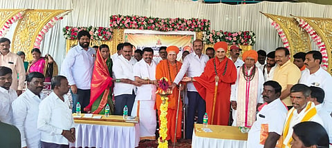 ಮರಿಯಮ್ಮನಹಳ್ಳಿ ಸಮೀಪದ 114 ಡಣಾಪುರ ಗ್ರಾಮದಲ್ಲಿ ಪುರಾಣ ಮಹಾಮಂಗಲ, ಸಾಮೂಹಿಕ ವಿವಾಹ ಕಾರ್ಯಕ್ರಮವನ್ನು ಶಾಸಕ ಕೆ.ನೇಮಿರಾಜ್ ನಾಯ್ಕ ಉದ್ಘಾಟಿಸಿದರು. 