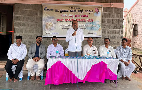 ಕರಗಾವದಲ್ಲಿ ಗ್ರಾಮದಲ್ಲಿ ಹಮ್ಮಿಕೊಂಡಿದ್ದ ಆರೋಗ್ಯ ತಪಾಸಣಾ ಶಿಬಿರದಲ್ಲಿ ಕೆಎಲ್​ಇ ಸಂಸ್ಥೆ ನಿರ್ದೇಶಕ ಬಸವರಾಜ ಪಾಟೀಲ ಮಾತನಾಡಿದರು. ರಾಜು ಪಾಟೀಲ, ಡಾ.ಮುರುಘೇಶ ಕುರಣಿ, ಎಂ.ಟಿ.ಕುರಣಿ, ರಾಜು ಪಾಟೀಲ, ಬಾಬಾಗೌಡ ಪಾಟೀಲ ಇತರರಿದ್ದರು.