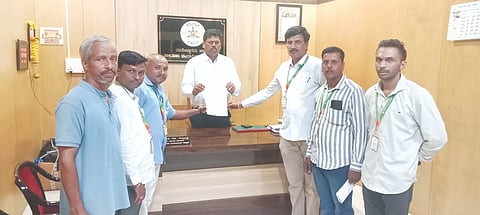 ಸಾರ್ವಜನಿಕರ ಬೇಡಿಕೆ ಈಡೇರಿಸುವಂತೆ ಆಗ್ರಹಿಸಿ ತಹಸೀಲ್ದಾರ್ ಸುರೇಶ ಮುಂಜೆಗೆ  ಹ್ಯೂಮನ್ ರೈಟ್ಸ್ ಕೇರ್ ಆರ್ಗನೈಜೇಶನ್ ಸದಸ್ಯರು ಮನವಿ ಸಲ್ಲಿಸಿದರು. ಸಚಿನ ಪವಾರ, ಜ್ಞಾನೇಶ್ವರ ಚೌಹಾಣ, ಅವಿನಾಶ ಮಾನೆ ಇತರರಿದ್ದರು.