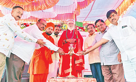 ನರೇಗಲ್ಲ ಸಮೀಪದ ನಿಡಗುಂದಿ ಗ್ರಾಮದ ನೂತನ ಶ್ರೀ ವೀರಭದ್ರೇಶ್ವರ ಶಿಲಾ ಮಂದಿರದ ಅಡಿಗಲ್ಲು ಸಮಾರಂಭದಲ್ಲಿ ಜ. ವೀರಸೋಮೇಶ್ವರ ಶಿವಾಚಾರ್ಯರು ಆಶೀರ್ವಚನ ನೀಡಿದರು. ಡಾ. ವಿಶ್ವನಾಥ ಸ್ವಾಮೀಜಿ, ಮಿಥುನ ಪಾಟೀಲ, ಸಿದ್ದಣ್ಣ ಬಂಡಿ, ವಿ.ಕೆ. ಗುರುಮಠ, ವಕೀಲ, ವೀರೇಶ ಕೂಗುಮಠ, ಕುಮಾರಸ್ವಾಮಿ ಕೋರಧಾನ್ಯಮಠ ಇತರರಿದ್ದರು