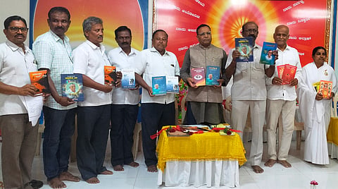 ನರೇಗಲ್ಲ ಬ್ರಹ್ಮಕುಮಾರಿ ಈಶ್ವರೀಯ ವಿಶ್ವವಿದ್ಯಾಲಯದಲ್ಲಿ ಮಂಗಳವಾರ ಆಯೋಜಿಸಿದ್ದ ಮನೆಗೊಂದು ಗ್ರಂಥಾಲಯ ಕಾರ್ಯಕ್ರಮವನ್ನು ಡಾ. ಮಾನಸ ಅವರು ಪುಸ್ತಕ ಬಿಡುಗಡೆಗೊಳಿಸುವ ಮೂಲಕ ಉದ್ಘಾಟಿಸಿದರು. ಎಂ. ಎಸ್. ಧಡೇಸೂರಮಠ, ರವೀಂದ್ರನಾಥ ದೊಡ್ಡಮೇಟಿ, ಕು. ಸವಿತಕ್ಕ, ಕಾಶಿನಾಥ ಸಾಲಿಮಠ, ಶಿವಯೋಗಿ ಜಕ್ಕಲಿ ಇತರರು ಇದ್ದರು.