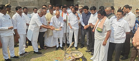 ರಾಯಚೂರಿನ ಕೋಟೆ ಪ್ರದೇಶದ ಬಯಲು ವಾಚನಾಲಯ ಸ್ಥಳದಲ್ಲಿ ಮಹಾನಗರ ಪಾಲಿಕೆಯಿಂದ ಹಮ್ಮಿಕೊಂಡಿದ್ದ ಕೋಟೆಯ ದೀಪಾಲಂಕಾರ ಕಾಮಗಾರಿಗೆ ಶುಕ್ರವಾರ ಜಿಲ್ಲಾ ಉಸ್ತುವಾರಿ ಸಚಿವ ಡಾ.ಶರಣಪ್ರಕಾಶ ಪಾಟೀಲ್ ಚಾಲನೆ ನೀಡಿದರು. ಸಣ್ಣ ನೀರಾವರಿ ಸಚಿವ ಎನ್.ಎಸ್.ಬೋಸರಾಜು, ಶಾಸಕರಾದ ಬಸನಗೌಡ ದದ್ದಲ್, ಡಾ.ಶಿವರಾಜ ಪಾಟೀಲ್, ಜಿ.ಹಂಪಯ್ಯ ನಾಯಕ, ಎಂಎಲ್ಸಿ ಎ.ವಸಂತಕುಮಾರ, ಎಪಿಎಂಸಿ ಅಧ್ಯಕ್ಷ ಮಲ್ಲಿಕಾರ್ಜುಗೌಡ, ಜಿಲ್ಲಾಧಿಕಾರಿ ಕೆ.ನಿತೀಶ್, ಜಿಪಂ ಸಿಇಓ ಈಶ್ವರ ಕುಮಾರ ಕಾಂದೂ, ಮಹಾನಗರ ಪಾಲಿಕೆ ಆಯುಕ್ತ ಜುಬಿನ್ ಮೊಹಪಾತ್ರ ,ಎಸ್ಪಿ  ಅರುಣಾಂಗ್ಶು ಗಿರಿ ಇದ್ದರು.