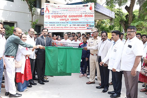ರಾಯಚೂರಿನ ಆರೋಗ್ಯ ಮತ್ತು ಕುಟುಂಬ ಕಲ್ಯಾಣ ಇಲಾಖೆ ಮುಂಭಾಗದಲ್ಲಿ ಮಂಗಳವಾರ ಜಿಲ್ಲಾಡಳಿತ, ಜಿಲ್ಲಾ ಆರೋಗ್ಯ ಮತ್ತು ಕುಟುಂಬ ಕಲ್ಯಾಣ ಇಲಾಖೆ  ವತಿಯಿಂದ ಹಮ್ಮಿಕೊಳ್ಳಲಾಗಿದ್ದ ವಿಶ್ವ ರಕ್ತದಾನಿಗಳ ದಿನಾಚರಣೆ ನಿಮಿತ್ತ ಜಾಗೃತಿ ಜಾಥಾಕ್ಕೆ ಎಸ್ಪಿ ಅರುಣಾಂಗ್ಶು ಗಿರಿ ಚಾಲನೆ ನೀಡಿದರು. ಡಿಎಚ್‌ಓ ಡಾ.ಸುರೇಂದ್ರ ಬಾಬು, ರಿಮ್ಸ್ ಪ್ರಾಚಾರ್ಯ ರಮೇಶ ಕೀರ್ತಿ, ಗುರುದತ್ತ, ಡಾ.ಶಿವಕುಮಾರ್, ಡಾ.ಶಾಕೀರ್ ಮೈನುದ್ದಿನ್, ಡಾ.ಗಣೇಶ, ಆರ್‌ಸಿಹೆಚ್ ಅಧಿಕಾರಿ ಡಾ. ನಂದಿತಾ ಇದ್ದರು.