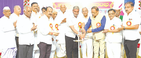 ರಾಮದುರ್ಗದಲ್ಲಿ ಹಮ್ಮಿಕೊಂಡಿದ್ದ ಕಾರ್ಯಕ್ರಮವನ್ನು ಬಾಲಚಂದ್ರ ಜಾರಕಿಹೊಳಿ, ಅಣ್ಣಾಸಾಹೇಬ ಜೊಲ್ಲೆ ಉದ್ಘಾಟಿಸಿದರು. ಪಿ.ಎಂ.ಜಗತಾಪ, ಬಿ.ಎಸ್​.ಬೆಳವಣಕಿ, ಬಸವರಾಜ ಹಿರೇರಡ್ಡಿ, ಪರುತಗೌಡ ಪಾಟೀಲ, ಪಿ.ಎ್​. ಪಾಟೀಲ ಇತರರಿದ್ದರು.