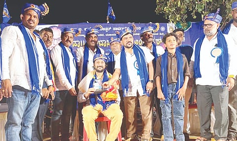 ರಾಮದುರ್ಗ ನಗರದಲ್ಲಿ ಏರ್ಪಡಿಸಿದ್ದ ಡಾ.ಬಿ.ಆರ್​.ಅಂಬೇಡ್ಕರ್​ ಜಯಂತಿ ಕಾರ್ಯಕ್ರಮದಲ್ಲಿ ಚಿತ್ರನಟ ಚೇತನ ಅಹಿಂಸಾ ಅವರನ್ನು ಸನ್ಮಾನಿಸಲಾಯಿತು. ಮಲ್ಲಣ್ಣ ಯಾದವಾಡ, ಸುಭಾಷ ಗೋಡಕೆ,  ಜಹೂರ್​ ಹಾಜಿ ಇತರರು ಇದ್ದರು.