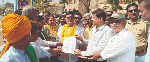 ವಿವಿಧ ಸಂಟನೆಗಳ ಮುಖಂಡರು ರಾಮದುರ್ಗದಲ್ಲಿ ತಹಸೀಲ್ದಾರಗೆ ಮನವಿ ಸಲ್ಲಿಸಿದರು. ಬಿ.ಯು.ಬೈರಕರಾದ, ಡಿ.ಎ್​.ಹಾಜಿ ಇತರರಿದ್ದರು.