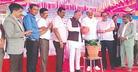 ರಾಮದುರ್ಗ ನಗರದಲ್ಲಿ ನೂರು ಹಾಸಿಗೆ ಸಾಮರ್ಥ್ಯದ ತಾಲೂಕು ಸಾರ್ವಜನಿಕ ಆಸ್ಪತ್ರೆ ನಿರ್ಮಾಣ ಕಾಮಗಾರಿಗೆ ಸಚಿವ ದಿನೇಶ ಗುಂಡೂರಾವ್​ ಭೂಮಿಪೂಜೆ ನೆರವೇರಿಸಿದರು. ಶಾಸಕ ಅಶೋಕ ಪಟ್ಟಣ, ವಿನಯ ನಾವಲಗಟ್ಟಿ, ಡಾ.ಪುಷ್ಪಾ ಎಚ್​.ಆರ್​ ಇತರರಿದ್ದರು.
