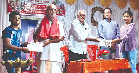 ರಾಮದುರ್ಗದ ಶಂಕರ ಮಠದಲ್ಲಿ ಹಮ್ಮಿಕೊಂಡಿದ್ದ ಸಂಸ್ಕಾರ ಸುಧಾ ಬೇಸಿಗೆ ತರಬೇತಿ ಶಿಬಿರದಲ್ಲಿ ಮಕ್ಕಳಿಗೆ ಕಿಟ್​ ವಿತರಿಸಲಾಯಿತು. ಗಿರೀಶ ಕುಲಕರ್ಣಿ, ಎ.ಎ.ಮುದಕವಿ, ಡಾ.ನರೇಂದ್ರ ವಾಳ್ವೇಕರ, ರಾಮಭಟ್ಟ ದೊಡವಾಡ ಇತರರಿದ್ದರು.