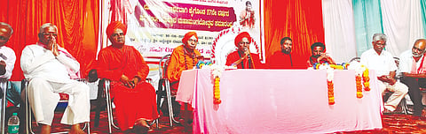 ಮುಳ್ಳೂರ ಅನ್ನದಾನೇಶ್ವರ ಮಠದ ಚಂದ್ರಶೇಖರ ಶಿವಾಚಾರ್ಯರು, ರಾಮದುರ್ಗದ ಶಿವಮೂರ್ತೇಶ್ವರ ಮಠದ ಶಾಂತವೀರ ಸ್ವಾಮೀಜಿ, ಬಸವರಾಜ ಚಿಕ್ಕಮಠ, ಸಿದ್ದಪ್ಪ ಪೂಜಾರ ಇತರರಿದ್ದರು. ಎಸ್.ಎ.ಜಾಮದಾರ ಚಂದ್ರಶೇಖರ ಸೊಬರದ ನಿರೂಪಿಸಿದರು.