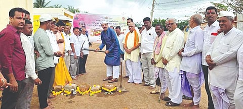 ಕಟಕೋಳದಲ್ಲಿ ರಸ್ತೆ ಕಾಮಗಾರಿಗೆ ಶಾಸಕ ಅಶೋಕ ಪಟ್ಟಣ ಭೂಮಿಪೂಜೆ ನೆರವೇರಿಸಿದರು. ಎಂ.ಎನ್​.ದೇಸಾಯಿ, ಬಿ.ಎ.ದೇಸಾಯಿ, ಎಸ್​.ಪಿ.ಮುನೋಳಿ, ಸೋಮಶೇಖರ ಸಿಂಗಾರಕೊಪ್ಪ ಇತರರಿದ್ದರು.
