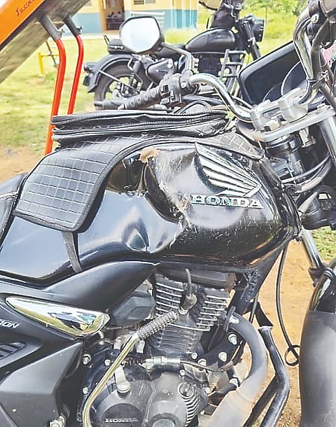 ಆನೆ ದಾಳಿಗೆ ಜಖಂಗೊಂಡಿರುವ ಶಿಕ್ಷಕರ ಬೈಕ್