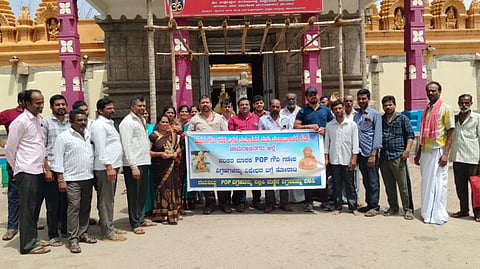  ಚಾಮರಾಜನಗರದ ಶ್ರೀಚಾಮರಾಜೇಶ್ವರ ದೇವಸ್ಥಾನದ ಮುಂಭಾಗ ಮಣ್ಣಿನ ಗೌರಿ-ಗಣೇಶ ವಿಗ್ರಹ ತಯಾರಕರ ಮತ್ತು ಮಾರಾಟಗಾರರ ಸಂಘದ ಸದಸ್ಯರು ಮಂಗಳವಾರ ಪ್ರತಿಭಟನೆ ನಡೆಸಿದರು. ಶಿವಕುಮಾರ್, ನಿತ್ಯ, ವಿನಯ್ ಕುಮಾರ್, ಸಿದ್ದಪ್ಪಾಜಿ, ಮಂಜುನಾಥ್, ಪುಟ್ಟಸ್ವಾಮಿ ಶೆಟ್ಟಿ, ಬಸವಣ್ಣ, ಮಮತಾ, ಗೌರಿ, ಆಶಾ, ಮಹದೇವಸ್ವಾಮಿ, ರಂಗಸ್ವಾಮಿ, ಮಹೇಶ್ ಇತರರು ಪಾಲ್ಗೊಂಡಿದ್ದರು.