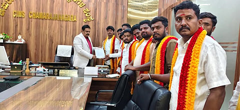  ಚಾಮರಾಜನಗರದ ಸಿಮ್ಸ್ ಕಚೇರಿಯಲ್ಲಿ ಡೀನ್ ಡಾ.ಮಂಜುನಾಥ್ ಅವರಿಗೆ ಕರ್ನಾಟಕ ರಕ್ಷಣಾ ವೇದಿಕೆ ಮುಖಂಡರು ಮಂಗಳವಾರ ಮನವಿ ಸಲ್ಲಿಸಿದರು. ಕ್ವಾಲಿಟಿ ನವೀನ್, ಅರ್ಜುನ್, ಹರೀಶ್, ಮಹೇಂದ್ರ, ಮಂಜು, ನಟರಾಜು, ಕುಮಾರ್, ಮಹದೇವಸ್ವಾಮಿ, ವೀರಣ್ಣ, ರಾಜೇಮದ್ರ, ಮನೋಜ್, ಮನು ಇದ್ದರು.
