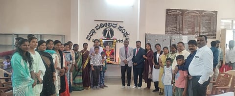 ಚಾಮರಾಜನಗರದ ಜಿಲ್ಲಾ ನ್ಯಾಯಾಲಯದ ಸಂಕೀರ್ಣದ ಆವರಣದಲ್ಲಿರುವ ಜಿಲ್ಲಾ ವಕೀಲರ ಸಂಘದ ಕಚೇರಿಯಲ್ಲಿ ಬುಧವಾರ ಆಯೋಜಿಸಿದ್ದ ಡಾ.ಬಿ.ಆರ್.ಅಂಬೇಡ್ಕರ್ ಅವರ 135ನೇ ಜನ್ಮದಿನಾಚರಣೆ ಕಾರ್ಯಕ್ರಮದಲ್ಲಿ ಜಿಲ್ಲಾ ಕಾನೂನು ಸೇವಾ ಪ್ರಾಧಿಕಾರದ ಸದಸ್ಯ ಕಾರ್ಯದರ್ಶಿ ಹಾಗೂ ಹಿರಿಯ ಸಿವಿಲ್ ನ್ಯಾಯಾಧೀಶ ಈಶ್ವರ್ ಬಾಬಾ ಸಾಹೇಬರ ಭಾವಚಿತ್ರಕ್ಕೆ ಪುಷ್ಪನಮನ ಸಲ್ಲಿಸಿದರು. ಪುಟ್ಟಸ್ವಾಮಿ ರಾಮಸಮುದ್ರ,  ಆರ್.ವಿರೂಪಾಕ್ಷ, ಪ್ರತಿಭಾ ಮತ್ತು ವಕೀಲರು ಇದ್ದರು.