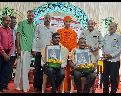  ಚಾಮರಾಜನಗರದ ಮಹಾಮನೆಯಲ್ಲಿ ಜಿಲ್ಲಾ ವೀರಶೈವ ಲಿಂಗಾಯತ ನೌಕರರ ಸಂಘದ ವತಿಯಿಂದ ಇತ್ತೀಚೆಗೆ ಆಯೋಜಿಸಿದ್ದ ಸಿದ್ದಗಂಗಾ ಶ್ರೀಗಳ ಜನ್ಮ ದಿನಾಚರಣೆ ಕಾರ್ಯಕ್ರಮದಲ್ಲಿ ಚಾಮುಲ್ ಅಧ್ಯಕ್ಷ ಮಧುವನಹಳ್ಳಿ ನಂಜುಂಡಸ್ವಾಮಿ ಮತ್ತು ನಿವೃತ್ತ ಸೈನಿಕ ನಾಗಪ್ಪ ಅವರನ್ನು ಸನ್ಮಾನಿಸಲಾಯಿತು. ಕೊತ್ತಲವಾಡಿ ಮಹದೇವಸ್ವಾಮಿ, ತೋಟೇಶ್, ಎಂ.ಸುಂದರ್, ಕೊಡಿಮೋಳೆ ರಾಜಶೇಖರ್, ಎನ್‌ರಿಚ್ ಮಹದೇವಸ್ವಾಮಿ ಮತ್ತು ಇತರರು ಇದ್ದರು.