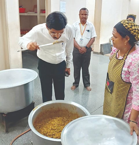 ಬಟಕುರ್ಕಿ ಇಂದಿರಾಗಾಂಧಿ ವಸತಿ ಶಾಲೆಗೆ ಸಮಾಜ ಕಲ್ಯಾಣ ಇಲಾಖೆ ಜಂಟಿ ನಿರ್ದೇಶಕ ರಾಮನಗೌಡ ಕನ್ನೊಳ್ಳಿ ಭೇಟಿ ನೀಡಿ ಆಹಾರದ ಗುಣಮಟ್ಟ ಪರಿಶೀಲಿಸಿದರು. ಜಿ.ಎಚ್​.ಮುದಕವಿ ಇದ್ದರು.