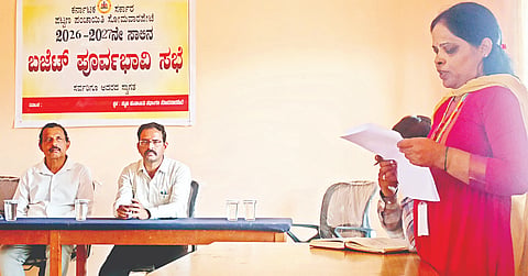 ಸೋಮವಾರಪೇಟೆ ಪಪಂ ಸಭಾಂಗಣದಲ್ಲಿ ಆಯವ್ಯಯ ಸಂಬಂಧ ಮುಖ್ಯಾಧಿಕಾರಿ ಕೃಷ್ಣಪ್ರಸಾದ್ ಅಧ್ಯಕ್ಷತೆಯಲ್ಲಿ ಪೂರ್ವಭಾವಿ ಸಭೆ ಆಯೋಜಿಸಲಾಗಿತ್ತು. ಕೆ.ಎ.ಆದಂ, ಜಾಸಿಮ್ ಖಾನ್ ಇದ್ದರು.