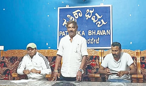  ಸೋಮವಾರಪೇಟೆ ಪತ್ರಿಕಾಭವನದಲ್ಲಿ ಆಯೋಜಿಸಿದ್ದ ಸಾರ್ವಜನಿಕರ ಶ್ರೀಗೌರಿ ಗಣೇಶ ಸಮಿತಿ ಸಭೆಯಲ್ಲಿ ಸಮಿತಿ ಅಧ್ಯಕ್ಷ ಕೆ.ಎಸ್. ಪ್ರಕಾಶ್ ಮಾತನಾಡಿದರು. ದರ್ಶನ್, ರಾಜೀವ್ ಇದ್ದರು.