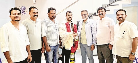 ಸೋಮವಾರಪೇಟೆ ಶಾಸಕರ ಕಚೇರಿಯಲ್ಲಿ ಕೊಡಗಿನ ಜಮ್ಮಾ ಬಾಣೆ ಭೂಮಿಗೆ ಸಂಬಂಧಿಸಿದ ತಿದ್ದುಪಡಿ ವಿಧೇಯಕವನ್ನು ಕಳೆದ ಚಳಿಗಾಲದ ಅಧಿವೇಶನದಲ್ಲಿ ಮಂಡಿಸುವಲ್ಲಿ ಪ್ರಮುಖ ಪಾತ್ರ ವಹಿಸಿದ್ದ ಮಡಿಕೇರಿ ವಿಧಾನಸಭಾ ಕ್ಷೇತ್ರದ ಶಾಸಕ ಡಾ. ಮಂತರ್ ಗೌಡ ಅವರನ್ನು ಕೊಡವ ಮುಸ್ಲಿಂ ಅಸೋಸಿಯೇಷನ್ ವತಿಯಿಂದ ಸನ್ಮಾನಿಸಲಾಯಿತು. ಸೂಫಿ ಹಾಜಿ, ರಫೀಕ್, ಹಂಸ, ರಶೀದ್ ಇದ್ದರು.