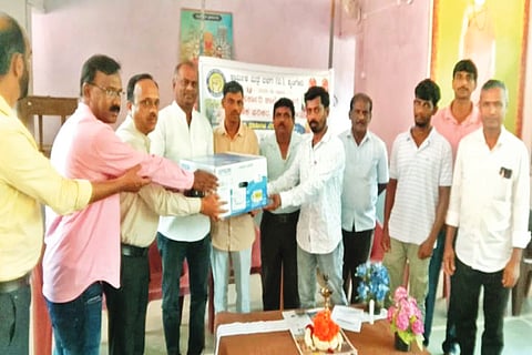 ಶೃಂಗೇರಿ ತಾಲೂಕಿನ ಮಸಿಗೆ ಸರ್ಕಾರಿ ಶಾಲೆಯಲ್ಲಿ ಕಾರ್ಮಿಕ ಮಿತ್ರ ಬಳಗದಿಂದ ಪ್ರಿಂಟರ್ ನೀಡಲಾಯಿತು.  