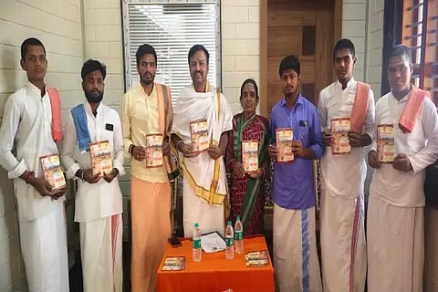 ಬಳ್ಳಿಗಾವಿ ಸಿಂದಗಿ ಶ್ರೀ ಶಾಂತವೀರೇಶ್ವರ ಆಶ್ರಮದಲ್ಲಿ ಲಿಂ. ಶ್ರೀ ಶಾಂತವೀರ ಪಟ್ಟಾಧ್ಯಕ್ಷರ ಪುಣ್ಯಸ್ಮರಣೋತ್ಸವದ ಕರಪತ್ರವನ್ನು ವಾಗೀಶಯ್ಯ ಶಾಸ್ತ್ರಿ ಹಿರೇಮಠ ಬಿಡುಗಡೆ ಮಾಡಿದರು. ಹರೀಶ್ ಶಾಸ್ತ್ರಿ, ಸರೋಜಮ್ಮ ತೋಟಪ್ಪಯ್ಯ ಇತರರಿದ್ದರು.