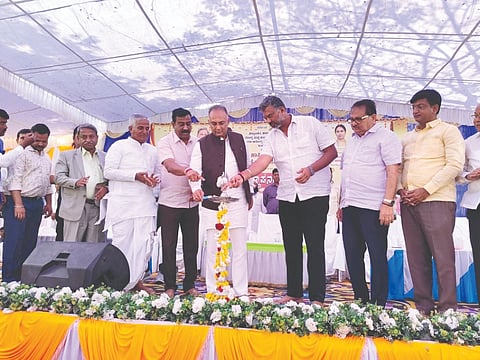 ಸವದತ್ತಿಯ ಸಾರ್ವಜನಿಕ ಆಸ್ಪತ್ರೆಯ 100 ಹಾಸಿಗೆಗಳ ತಾಲೂಕು ಸಾರ್ವಜನಿಕ ಆಸ್ಪತ್ರೆ ವಿಸ್ತರಣೆ ಹಾಗೂ ನವೀಕರಣ ಕಾಮಗಾರಿಗೆ ಸಚಿವ ದಿನೇಶ ಗುಂಡೂರಾವ್​ ಶಂಕುಸ್ಥಾಪನೆ ನೆರವೇರಿಸಿದರು. ಶಾಸಕ ವಿಶ್ವಾಸ ವೈದ್ಯ, ಮಾಜಿ ಶಾಸಕ ಆರ್​.ವಿ.ಪಾಟೀಲ, ಸದಾಶಿವ ಕೌಜಲಗಿ, ಈಶ್ವರ ಗಡಾದ ಇತರರಿದ್ದರು.