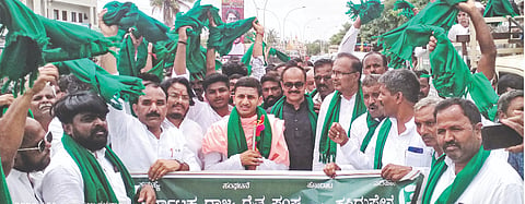  ತಾಳಿಕೋಟೆ ಪಟ್ಟಣದಲ್ಲಿ ಬೂದಿಹಾಳ-ಪೀರಾಪೂರ ಏತ ನೀರಾವರಿ ಯೋಜನೆ ಸಂಪೂರ್ಣ ಅನುಷ್ಠಾನಗೊಳಿಸುವುದು ಸೇರಿ ವಿವಿಧ ಬೇಡಿಕೆ ಈಡೇರಿಕೆಗೆ ಆಗ್ರಹಿಸಿ ರೈತರು ಬೃಹತ್ ಪ್ರತಿಭಟನೆ ನಡೆಸಿದರು. ಶ್ರೀ ಸಿದ್ಧಲಿಂಗ ದೇವರು, ಮಾಜಿ ಶಾಸಕ ಸೋಮನಗೌಡ ಪಾಟೀಲ, ಮಲ್ಲನಗೌಡ ಹಗರಟಗಿ, ಬಸನಗೌಡ ಪಾಟೀಲ ಎಡೆಯಾಪುರ ಇತರರಿದ್ದರು.
