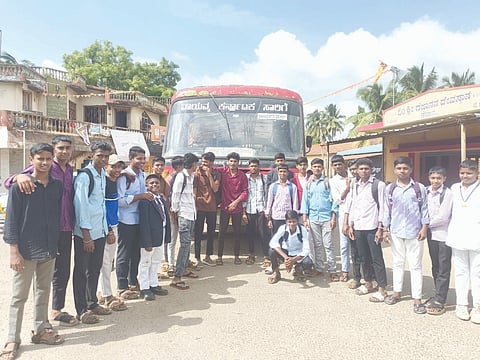 ತಲ್ಲೂರ ಗ್ರಾಮದಿಂದ ಸುಬ್ಬಾಪುರ, ರಾಮಾಪುರ ಹಾಗೂ ಯರಗಟ್ಟಿ ಎರಡು ಮಾರ್ಗವಾಗಿ ಬೈಲಹೊಂಗಲಕ್ಕೆ ಸಂಚರಿಸುವ ಸಾರಿಗೆ ಬಸ್​ಗಳಿಗೆ ಬಸ್​ ಪಾಸ್​ ಅನುಮತಿಸುವಂತೆ ಆಗ್ರಹಿಸಿ ವಿದ್ಯಾರ್ಥಿಗಳು ಬಸ್​ ನಿಲ್ದಾಣದಲ್ಲಿ ಪ್ರತಿಭಟನೆ ನಡೆಸಿದರು.