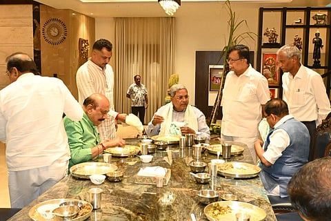 ತುಮಕೂರಿನ ಕೆ.ಎನ್​.ರಾಜಣ್ಣ ಮನೆಯಲ್ಲಿ ನಾಟಿಕೋಳಿ ಸವಿದ ಸಿಎಂ ಸಿದ್ದರಾಮಯ್ಯ 
