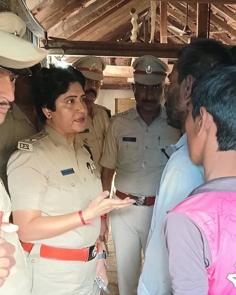 ಮಂಡ್ಯ ತಾಲೂಕು ಮಾಯಪ್ಪನಹಳ್ಳಿ ಗ್ರಾಮಕ್ಕೆ ಜಿಲ್ಲಾ ಪೊಲೀಸ್ ವರಿಷ್ಠಾಧಿಕಾರಿ ಡಾ.ವಿ.ಜೆ.ಶೋಭಾರಾಣಿ ಭೇಟಿ ನೀಡಿ ಮಾಹಿತಿ ಕಲೆ ಹಾಕಿದರು.