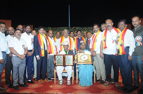 ಹಿರಿಯ ನ್ಯಾಯವಾದಿ ಪ್ರೊ.ರವಿವರ್ಮಕುಮಾರ್ ಅವರಿಗೆ ದೇವರಾಜ ಅರಸು-ಹಾವನೂರು ಪ್ರಶಸ್ತಿ ಪ್ರದಾನ ಮಾಡಲಾಯಿತು. ಸಿಎಂ ಸಿದ್ದರಾಮಯ್ಯ, ಸಚಿವ ಡಾ.ಎಚ್.ಸಿ.ಮಹದೇವಪ್ಪ, ಶಾಸಕರಾದ ಹರೀಶ್‌ಗೌಡ, ಡಿ.ರವಿಶಂಕರ್, ಎಂಎಲ್‌ಸಿ ಡಾ.ಡಿ.ತಿಮ್ಮಯ್ಯ, ಕೆ.ಶಿವಕುಮಾರ್, ಡಾ.ಸೋಮಾ ಇಳಂಗೋವನ್ ಇತರರಿದ್ದರು.