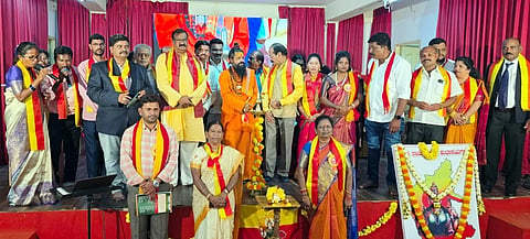 ವಿಜಯನಗರ ಕನ್ನಡ ಸಾಹಿತ್ಯ ಭವನದಲ್ಲಿ ಶನಿವಾರ ಸಾವಿತ್ರಿಬಾಯಿ ಫುಲೆ ಟ್ರಸ್ಟ್ ಏರ್ಪಡಿಸಿದ್ದ ಕನ್ನಡ ರಾಜ್ಯೋತ್ಸವವನ್ನು ಗಣ್ಯರು ಉದ್ಘಾಟಿಸಿದರು. ಶ್ರೀತೋತಾಪುರಿ ಸೋಮಶೇಖರ ಗುರೂಜಿ, ಮಡ್ಡೀಕೆರೆ ಗೋಪಾಲ್, ಅಂಶಿ ಪ್ರಸನ್ನಕುಮಾರ್, ಸಿ.ಎಲ್.ಜಗದೀಶ್, ಡಿ.ಎಂ.ಪ್ರೀತಿ ಇತರರಿದ್ದರು.