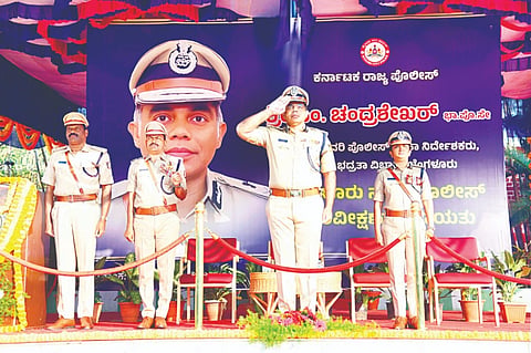 ಸಿಎಆರ್ ಮೈದಾನದಲ್ಲಿ ಬುಧವಾರ ಆಯೋಜಿಸಿದ್ದ ಆಕರ್ಷಕ ಪಥಸಂಚಲನದಲ್ಲಿ ಆಂತರಿಕ ವಿಭಾಗದ ಎಡಿಜಿಪಿ ಎಂ.ಚಂದ್ರಶೇಖರ್ ವಂದನೆ ಸ್ವೀಕರಿಸಿದರು. ಸೀವಾ ಲಾಟ್ಕರ್, ಕೆ.ಎಸ್.ಸುಂದರ್‌ರಾಜ್, ಎ.ವಾರುತಿ ಇದ್ದರು.