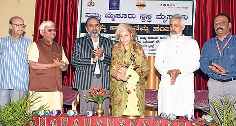 ಸ್ವಸ್ಥ ಮೈಸೂರು ಕುರಿತ ಜಾಗೃತಿ ಕಾರ್ಯಕ್ರಮವನ್ನು ಪ್ರಮೋದಾದೇವಿ ಒಡೆಯರ್ ಸೋಮವಾರ ಉದ್ಘಾಟಿಸಿದರು. ಡಾ.ಖಾದರ್ ವಲಿ, ಡಾ.ಪಿ.ಸಿ.ಕುಮಾರಸ್ವಾಮಿ, ಡಾ.ಡಿ.ಜಿ.ನಾಗರಾಜ್, ಡಾ.ಸಿರಾಜ್ ಇತರರಿದ್ದರು.