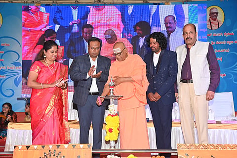 ನಗರದ ನಟರಾಜ ಪಬ್ಲಿಕ್ ಶಾಲೆಯಲ್ಲಿ ಶುಕ್ರವಾರ ಆಯೋಜಿಸಿದ್ದ ಕಾರ್ಯಕ್ರಮವನ್ನು ಶ್ರೀ ಚಿದಾನಂದ ಸ್ವಾಮೀಜಿ ಉದ್ಘಾಟಿಸಿದರು.  ಅಮ್ಮ ರಾಮಚಂದ್ರ, ಪ್ರೊ.ಎಸ್.ಶಿವರಾಜಪ್ಪ, ಪವಿತ್ರಾ ಇದ್ದರು.