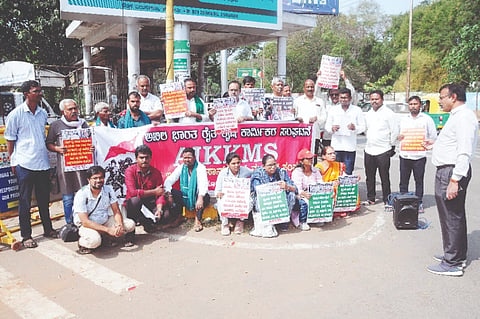 ವಿಜಯಪುರ ಸರ್ಕಾರಿ ವೈದ್ಯಕೀಯ ಕಾಲೇಜು ಸ್ಥಾಪನೆಗೆ ಆಗ್ರಹಿಸಿ ಹೋರಾಟ ಮಾಡುತ್ತಿದ್ದವರ ಬಂಧನ  ಖಂಡಿಸಿ ಶನಿವಾರ ಎಐಕೆಕೆಎಂಎಸ್‌ನಿಂದ ಪ್ರತಿಭಟನೆ ನಡೆಯಿತು. ಎಂ.ಶಶಿಧರ್, ಎಚ್.ಎಂ.ಬಸವರಾಜು, ಉಗ್ರನರಸಿಂಹೇಗೌಡ, ಎಸ್.ಎನ್.ಸ್ವಾಮಿ, ಕೆಲ್ಲಹಳ್ಳಿ ರಾಮಣ್ಣ, ಶಿವಣ್ಣ ನಾಯಕ, ಮಹೇಶ್, ರವಿ, ಜಯಲಕ್ಷ್ಮೀ, ಸುಮತಿ ಇತರರು ಇದ್ದರು.