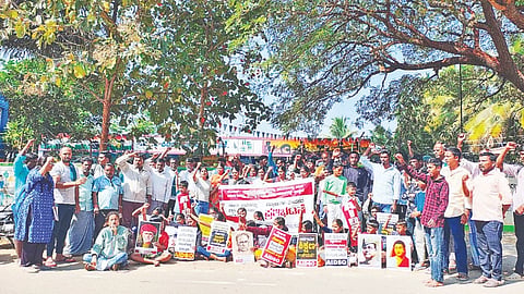 ಇಮ್ಮಾವು ಹುಂಡಿಯ ಸರ್ಕಾರಿ ಶಾಲೆ ಮುಚ್ಚಬಾರದು ಎಂದು ಭಾನುವಾರ ಎಐಡಿಎಸ್‌ಒ ನೇತೃತ್ವದಲ್ಲಿ ಗ್ರಾಮಸ್ಥರು, ಪಾಲಕರು ಹಾಗೂ ವಿದ್ಯಾರ್ಥಿಗಳುಶಾಲೆಯ ಮಂದೆ ಪ್ರತಿಭಟನೆ ನಡೆಸಿದರು. ಚಂದ್ರಕಲಾ, ಶಿವಣ್ಣ, ರಾಜಣ್ಣ, ಸ್ವ್ವಾತಿ, ಚಂದ್ರಿಕಾ, ದಿಶಾ, ನಂದೀಶ್, ಅಭಿಷೇಕ್, ದೀಕ್ಷಾ, ವಿಕಾಸ್, ಎಚ್.ಎಂ.ಬಸವರಾಜು ಇತರರು ಇದ್ದರು.