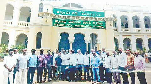 ಬಾಕಿ ಹಣಕ್ಕೆ ಒತ್ತಾಯಿಸಿ ಗುತ್ತಿಗೆದಾರರ ಸಂಘದಿಂದ ಮೌನ ಪ್ರತಿಭಟನೆ ನಡೆಸಿದರು