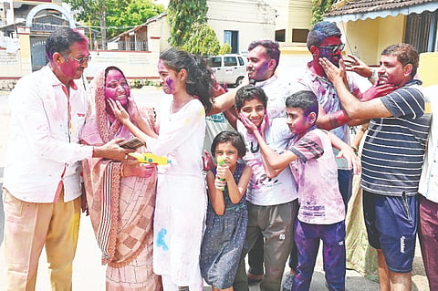 ಮೈಸೂರಿನ ರಾಮಾನುಜ ರಸ್ತೆಯಲ್ಲಿ ಪರಸ್ಪರ ಬಣ್ಣ ಹಚ್ಚುವ ಮೂಲಕ ಹೋಳಿ ಹಬ್ಬವನ್ನು ಸಂಭ್ರಮಿಸಿದ ಸಾರ್ವಜನಿಕರು.