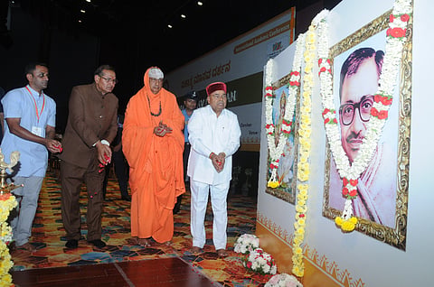 ಕರ್ನಾಟಕ ರಾಜ್ಯ ಮುಕ್ತ ವಿಶ್ವವಿದ್ಯಾಲಯದ ಘಟಿಕೋತ್ಸವ ಭವನದಲ್ಲಿ ಬುಧವಾರ ಆಯೋಜಿಸಿದ್ದ ಶೈಕ್ಷಣಿಕ ಸಮ್ಮೇಳನದ ಉದ್ಘಾಟನಾ ಕಾರ್ಯಕ್ರಮದಲ್ಲಿ ಗಣ್ಯರು ಸರಸ್ವತಿ ಹಾಗೂ ಪಂಡಿತ್ ದೀನದಯಾಳ್ ಉಪಾಧ್ಯಾಯರ ಭಾವಚಿತ್ರಕ್ಕೆ ಪುಷ್ಪಾರ್ಚನೆ ಮಾಡಿದರು. ಶ್ರೀ ಶಿವರಾತ್ರಿ ದೇಶಿಕೇಂದ್ರ ಸ್ವಾಮೀಜಿ, ಥಾವರ್‌ಚಂದ ಗೆಹಲೋತ್, ಪ್ರೊ.ಶರಣಪ್ಪ ವಿ.ಹಲಸೆ, ಡಾ.ಪ್ರದೀಪ ಭಾರದ್ವಾಜ ಇದ್ದರು.