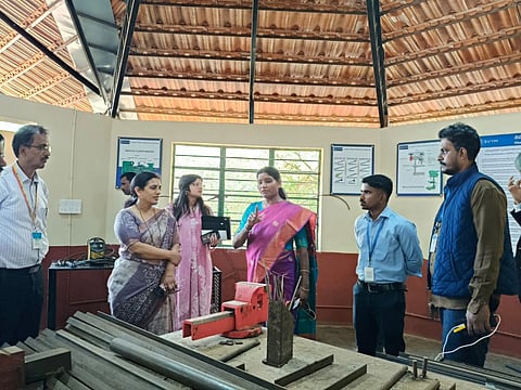 ಪರಿಶಿಷ್ಟ ಪಂಗಡದ ರಾಷ್ಟೀಯ ಆಯೋಗದ ಸದಸ್ಯೆ ಡಾ. ಆಶಾ ಲಕ್ರಾ ಅವರು ಹೊಸಹಳ್ಳಿ ವಿವೇಕ ಸ್ಕೂಲ್ ಆಫ್ ಲರ್ನಿಂಗ್ ಸಂಸ್ಥೆಗೆ ಭೇಟಿ ನೀಡಿ ತರಬೇತಿ ಕಾರ್ಯಕ್ರಮ ವೀಕ್ಷಿಸಿದರು. ಕುಶೇಸ್ವರ್, ಸವಿತಾ, ಮಲ್ಲೇಶ್ ಇತರರು ಇದ್ದರು.