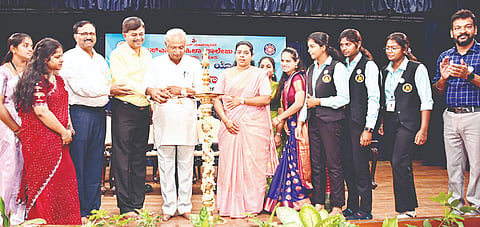  ಸರಸ್ವತಿಪುರಂನ ಜೆಎಸ್‌ಎಸ್ ಮಹಿಳಾ ಕಾಲೇಜಿನಲ್ಲಿ  ಎನ್‌ಎಸ್‌ಎಸ ಸ್ವಯಂ ಸೇವಕ ಮತ್ತು ಸೇವಕಿಯರಿಗಾಗಿ ಆಯೋಜಿಸಿದ್ದ ವ್ಯಕ್ತಿತ್ವ ವಿಕಸನ ಕಾರ್ಯಾಗಾರವನ್ನು ವಿಶ್ರಾಂತ ಪ್ರಾಧ್ಯಾಪಕ ಪ್ರೊ.ಜಿ.ಬಿ.ಶಿವರಾಜು ಉದ್ಘಾಟಿಸಿದರು. ಬಿ.ನಿರಂಜನಮೂರ್ತಿ, ಡಾ.ರೇಚಣ್ಣ, ಡಾ.ಎ.ಜಿ.ಧರ್ಮೇಶ, ಎನ್.ಅನುಷಾ ಇನ್ನಿತರರಿದ್ದರು.